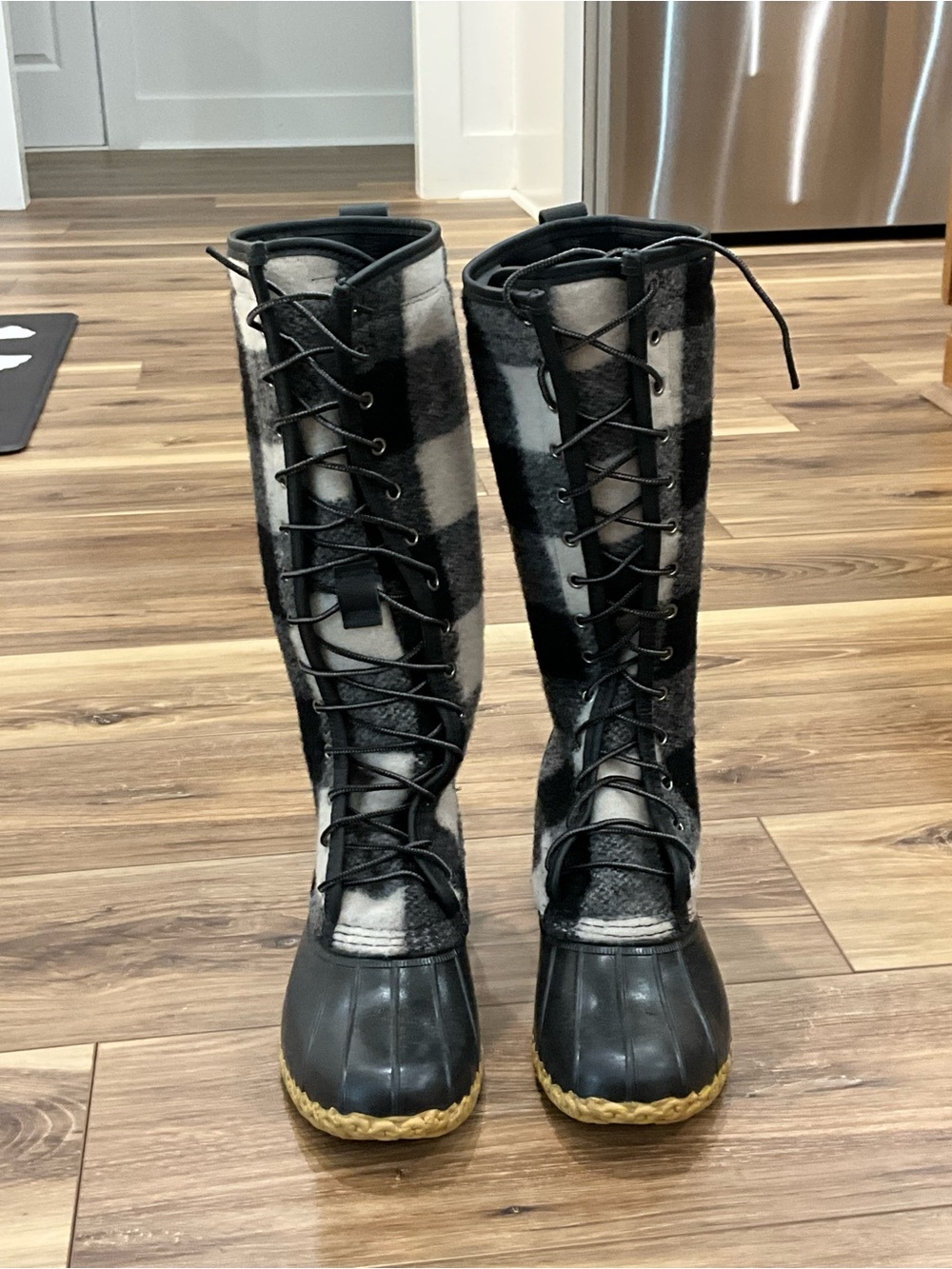 L.L. Bean Black and White Buffalo Plaid Lace-Up Wool Winter Duck Boots Sz 8